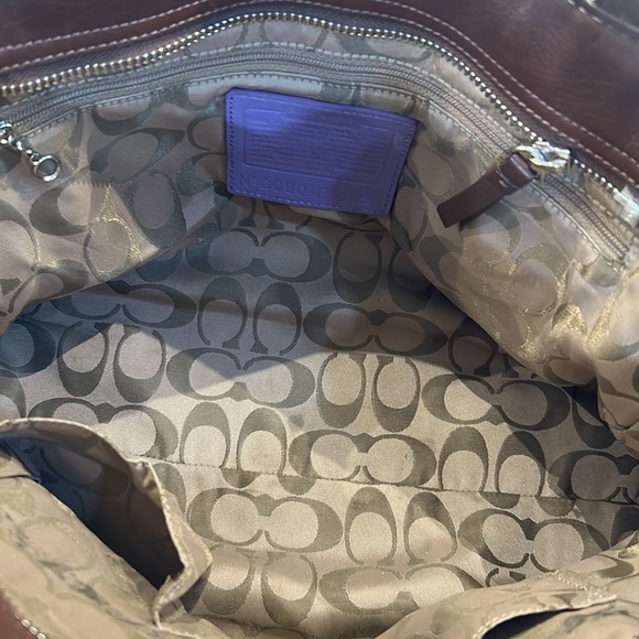 💜Beautiful Coach Shoulder Bag with zip top and side pockets💜 - Picture 7 of 9